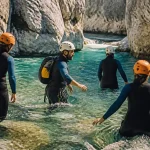 Aqua randonnée verdon : guide avec groupe dans l’eau claire