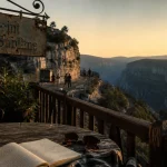 Auberge du point sublime dans les gorges du Verdon, vue au golden hour