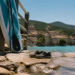 Bauduen lac sainte-croix : chaussures d’eau et paddle près d’un ponton