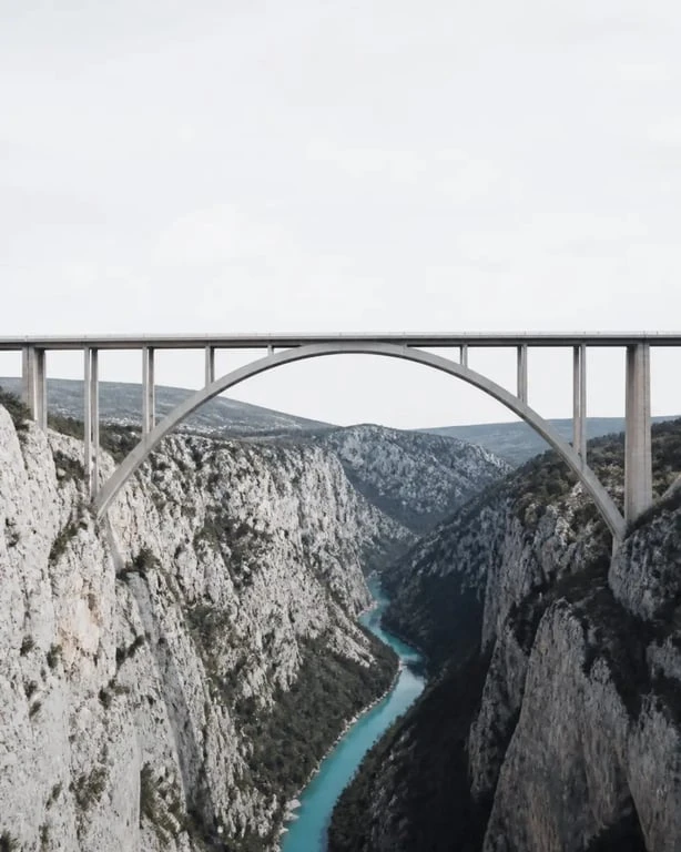 Saut à l'élastique gorges du verdon au pont de l'Artuby avec vue sur le canyon
