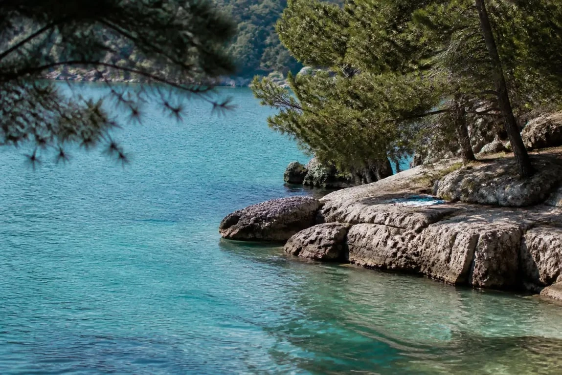 Lac d’Esparron crique de baignade et détente au bord du lac