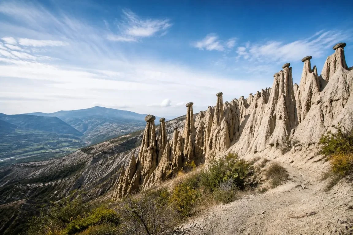 Demoiselles coiffées itinéraire à Théus, vue réaliste du site avec sentier de randonnée