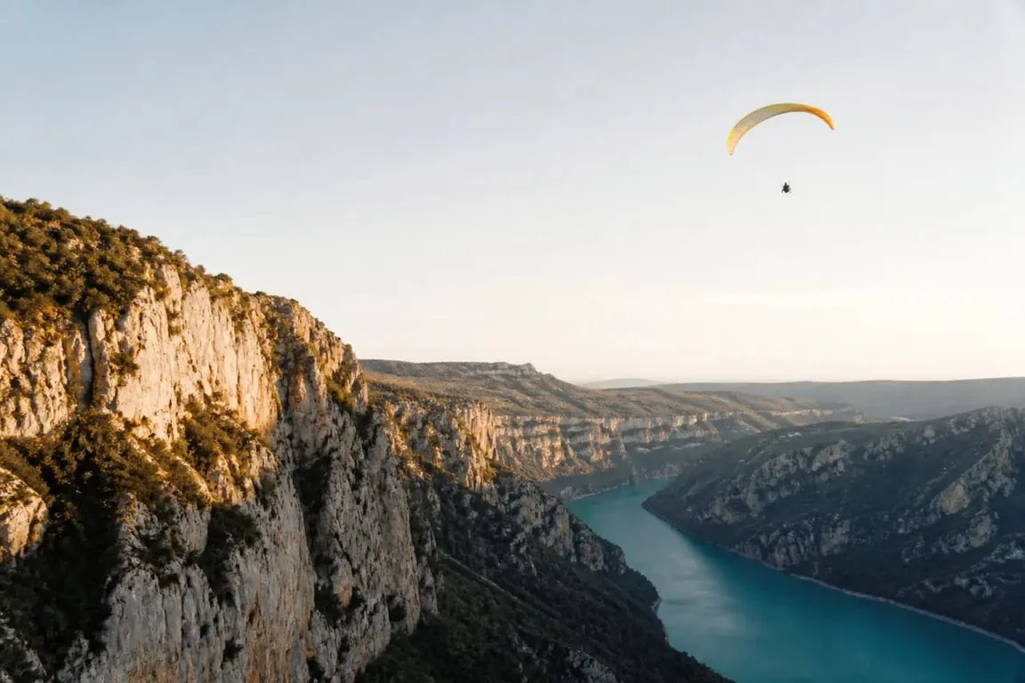 Parapente gorges du verdon au-dessus des falaises et du lac de Sainte-Croix