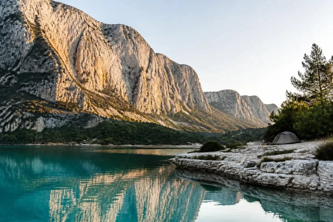 Bivouac gorges du verdon au lever du jour avec falaises et eau turquoise