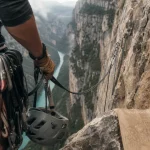 Escalade gorges du Verdon : grimpeur sur rocher calcaire humide