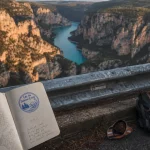 Gorges du Verdon : belvédère sur le lac de Sainte-Croix, eau turquoise et falaises rouges