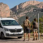 Navettes gorges du Verdon : randonneurs devant un arrêt de navette
