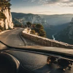 SUV sur la route des crêtes, vue des gorges du Verdon depuis La Palud-sur-Verdon