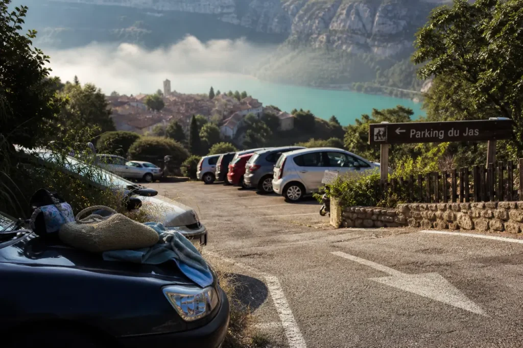 Parking du jas Sainte-Croix-du-Verdon : stationnement près du lac
