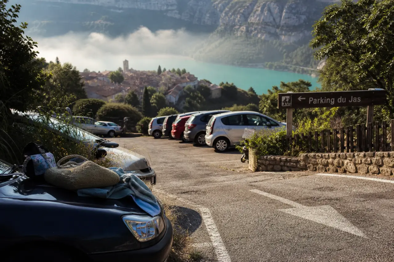 Parking du jas Sainte-Croix-du-Verdon : stationnement près du lac