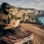 Quad gorges du Verdon sur piste autorisée, falaises et belvédère turquoise