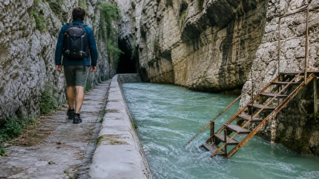 Randonnée canal du Verdon : sentier et eau verte laiteuse dans les basses gorges