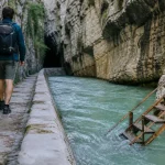 Randonnée canal du Verdon : sentier et eau verte laiteuse dans les basses gorges