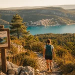 Randonnées lac sainte-croix : randonneur sur sentier près du lac, Sainte-Croix-du-Verdon