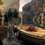 Bateau électrique au quai pour surf center location de bateaux et snack dans les Gorges du Verdon