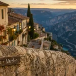 Villages gorges du verdon : Moustiers-Sainte-Marie au coucher du soleil