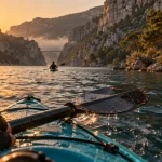 Activite gorges du verdon en kayak sur eau turquoise, falaises du canyon