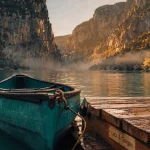 Activités gorges du Verdon : kayak turquoise près du lac Sainte-Croix