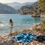 Baignade lac de Sainte-Croix : chaussures d’eau et serviette au bord de l’eau turquoise