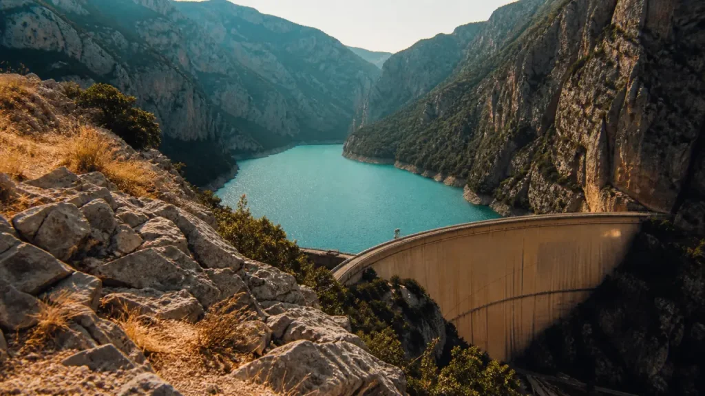 Barrage de sainte croix sur le Verdon, voûte et retenue turquoise