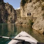 Kayak dans les basse gorges du Verdon, eau vert émeraude et panneau Garde Canal
