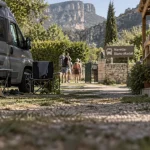 Camping bourbon verdon La Palud-sur-Verdon : camping-car et tente près de la terrasse