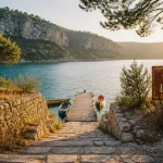 Camping du soleil esparron de verdon : ponton bois vers le lac turquoise