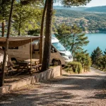 camping esparron de verdon la grangeonne, vue lac depuis emplacements ombragés
