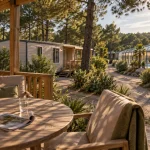 Camping le bois verdon : terrasse en bois et piscine couverte chauffée