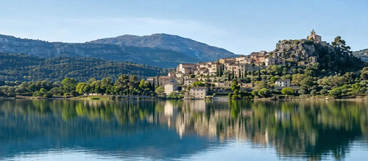 Montpezat et le lac du Verdon à Montagnac-Montpezat, code postal 04500