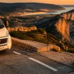 Gorges du Verdon camping car sur route étroite au bord du Verdon