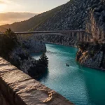 gorges du verdon photo : belvédère au lever du soleil, lac turquoise
