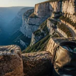 Gorges du Verdon visite : vue depuis un belvédère sur les falaises