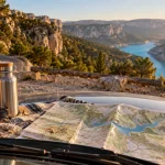 Hotels gorges du Verdon : lac de Sainte-Croix, route sinueuse et falaises