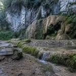 Les gorges du verdon cascade à Saint-Maurin : tuf calcaire et filet d’eau.