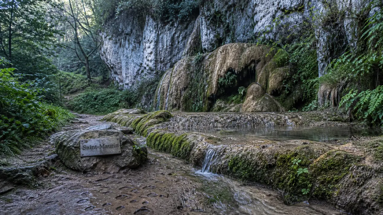 Les gorges du verdon cascade à Saint-Maurin : tuf calcaire et filet d’eau.