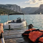 Location bateau lac de sainte croix : pagaie et gilet de sauvetage sur le ponton