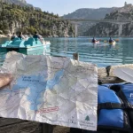 Location lac de sainte croix : pédalo et kayaks au quai, carte du lac