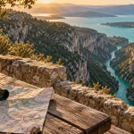 Belvédère pour ou aller dans les gorges du Verdon au Pont du Galetas, vue sur l’eau turquoise et les falaises.