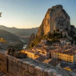 Que faire à Castellane : vue du village et Notre-Dame du Roc, Verdon