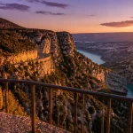 Region des gorges du verdon : route de corniche sur falaise et lacs turquoise