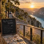Restaurant dans les gorges du Verdon au golden hour, terrasse avec vue