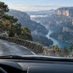 Route des Gorges du Verdon, belvédères : route en lacets près d’Aiguines