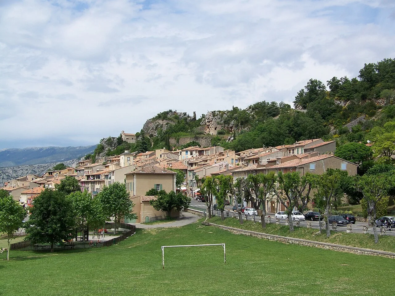 Le village d’Aiguines vu depuis un espace de verdure.