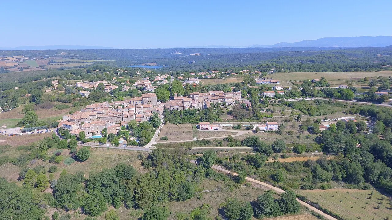 Vue du village d’Artignosc-sur-Verdon et de son paysage, photographiée en août 2018.