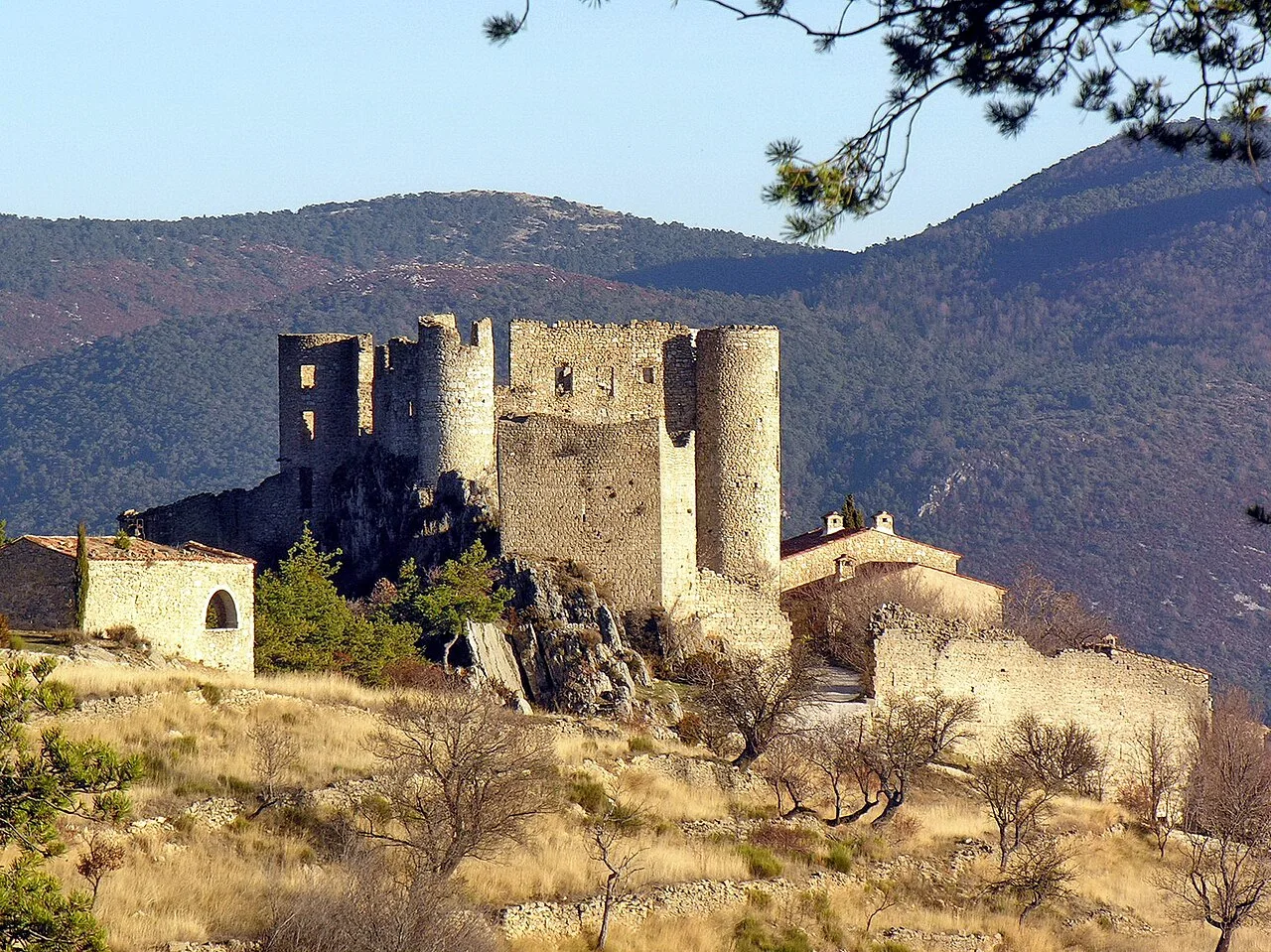 Les ruines du château de Pontevès à Bargème.