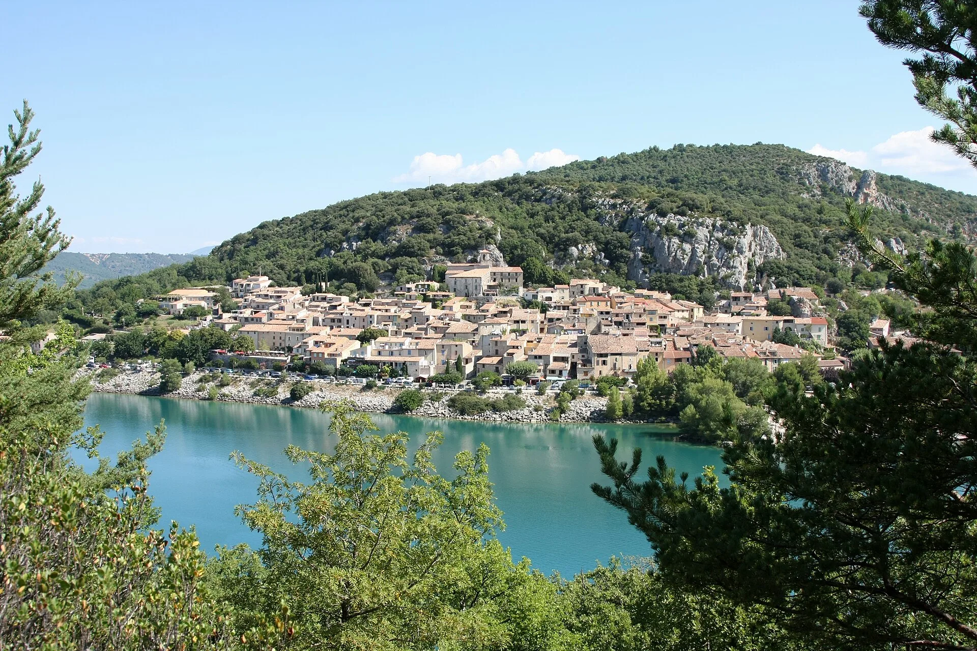 Le village de Bauduen au bord du lac de Sainte-Croix.