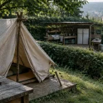 Camping bio Verdon : tente sur terrasse en herbe