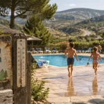 Camping gorges du verdon pas cher avec piscine : entrée et piscine rectangulaire