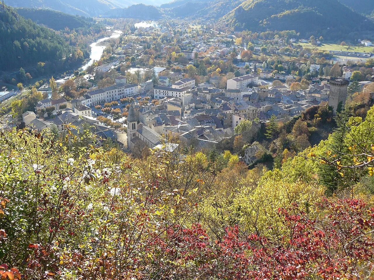Vue sur le centre de Castellane et la vallée du Verdon.